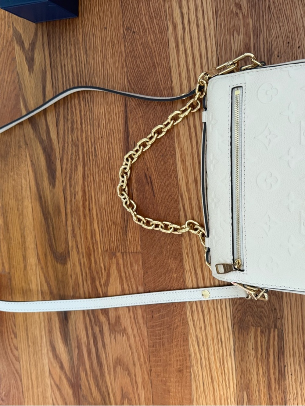 Louis Vuitton White Leather Crossbody with Gold Chain Strap - Picture 3 of 6